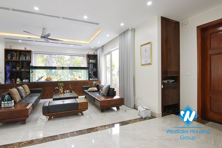  Massive ambassador corner villa for rent in Vinhomes Riverside - Long Bien